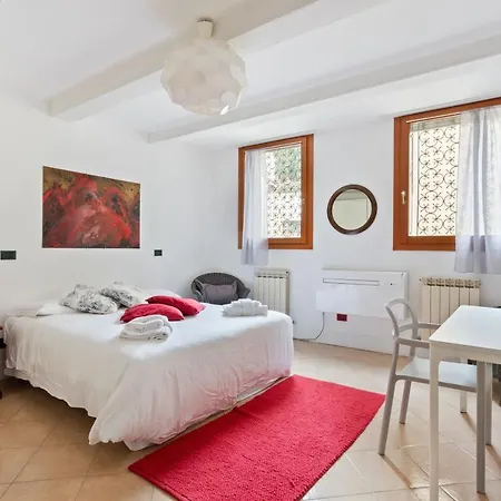 Riva Di Biasio Lovely Flat Venice